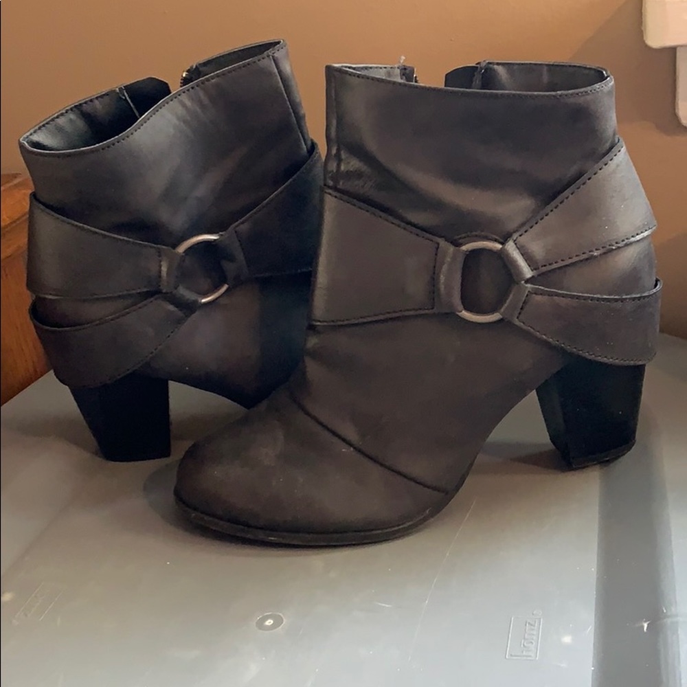 Kisses chunky heel ankle boot